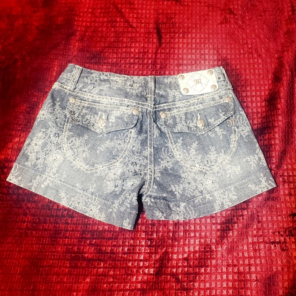 Miss Me Denim Lace Print Cut Off Jean Shorts Women Size 29(31"wX11"l). Pre-owned